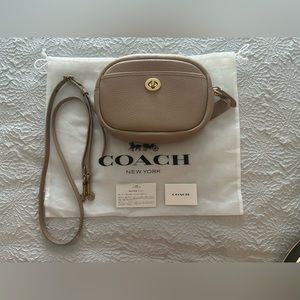 COACH Camera bag in taupe.